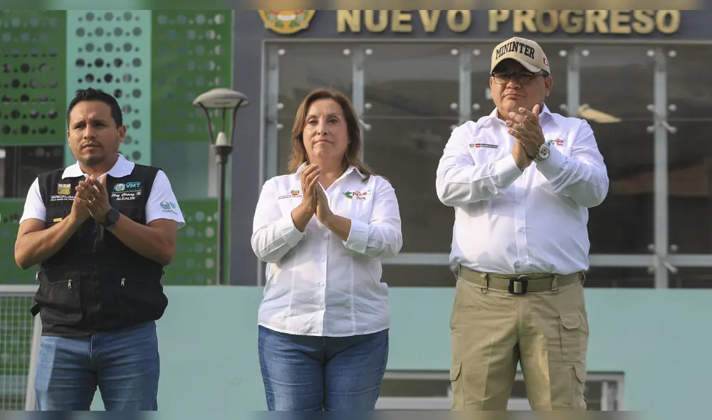 Presidenta Dina Boluarte junto a Santiváñez inauguró una comisaría en Villa María del Triunfo. Foto: Presidencia
