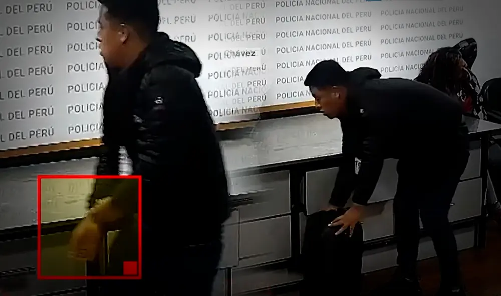 Policía cogió 200 dólares de billeterade acusada en aeropuerto Jorge Chávez. Foto: Cuarto Poder Policía cogió 200 dólares de billeterade acusada en aeropuerto Jorge Chávez. Foto: Cuarto Poder