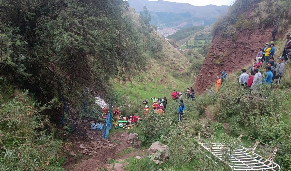 Policía trabaja para recuperar los cuerpos del lamentable accidente. Foto: PNP