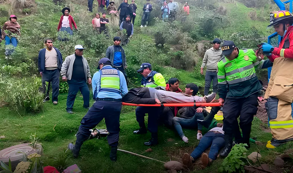Vehículo rodó a una quebrada cuando circulaba por la vía Cusco-Paruro. Víctimas regresaban de una chocolatada. Foto: difusión