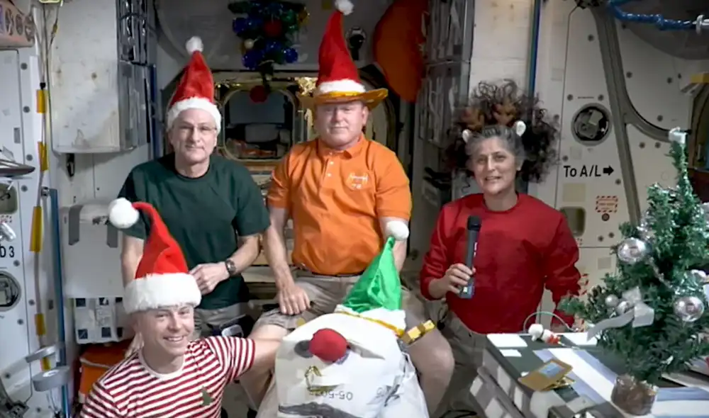 Los astronautas recibieron comida especial para celebrar Navidad. Foto: captura de NASA