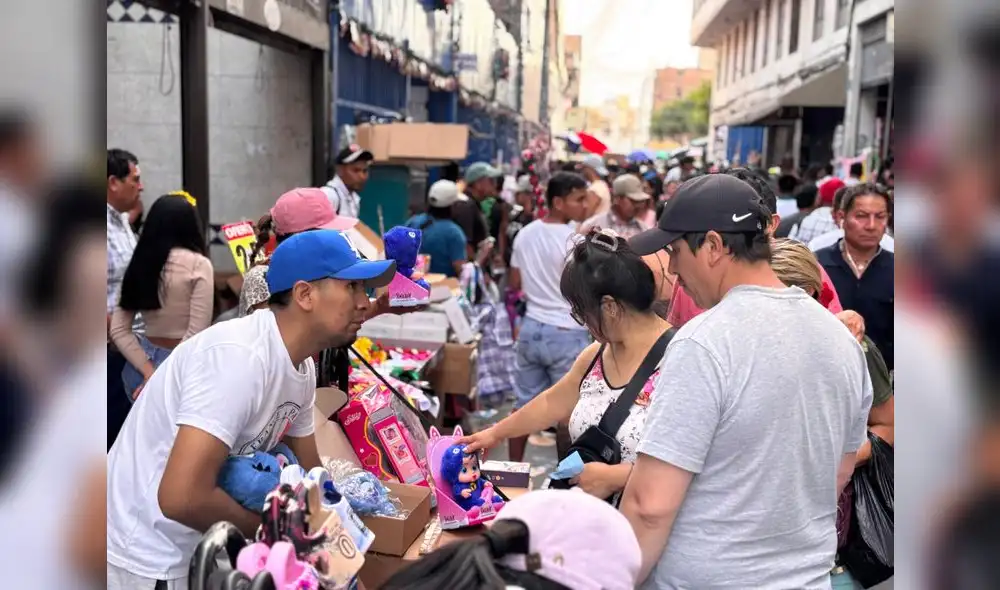 Multitud. Miles visitaron las zonas comerciales poco antes de Navidad. Iban por el regalo o el adorno que necesitaban.