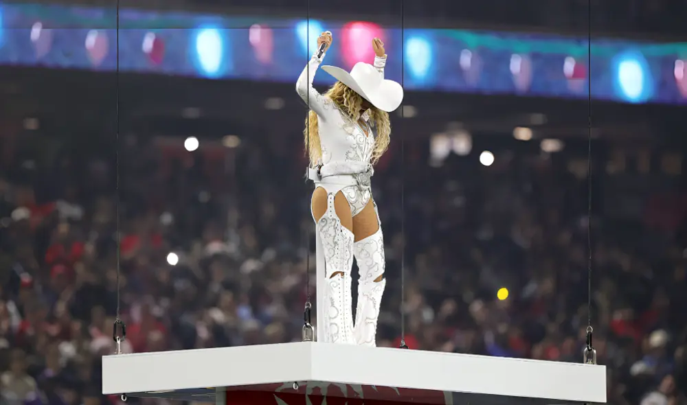 Beyoncé, ganadora de 32 premios Grammy, inició su actuación de manera espectacular, llegando a caballo y luciendo un impresionante vestido de plumas blancas. Foto: AFP