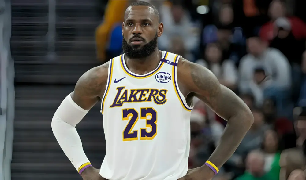 El enfrentamiento entre Lakers y Warriors no solo fue un espectáculo por el resultado, sino también por la actuación de sus estrellas. Foto: AFP