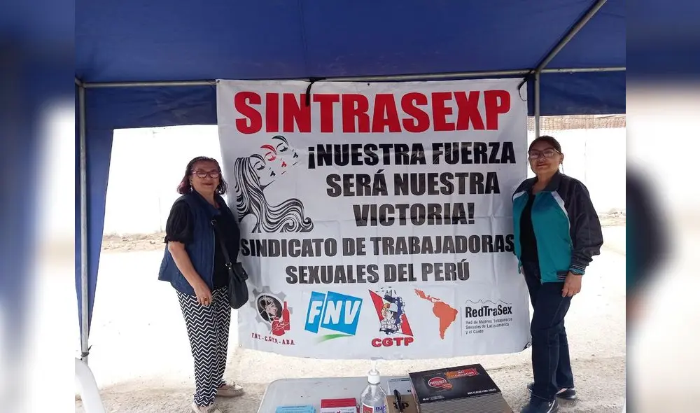 En la izquierda, la secretaria general del sindicato, Azucena Rodríguez, junto a la gigantografía de una actividad anterior.