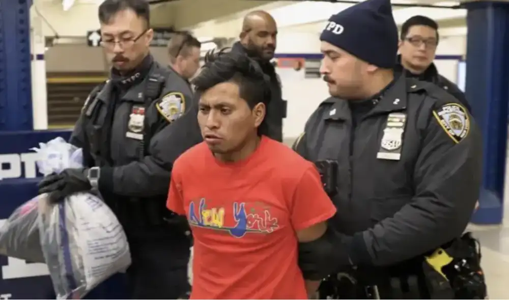 Hombre que fue acusado de incendiar a una mujer en Nueva York enfrentará juicio este viernes. Foto: X Hombre que fue acusado de incendiar a una mujer en Nueva York enfrentará juicio este viernes. Foto: X