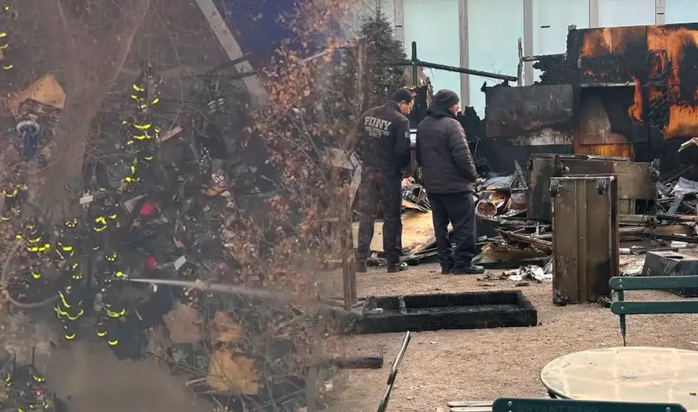 Un incendio de considerada magnitud se registró en Bryant Park. Foto: Composición LR