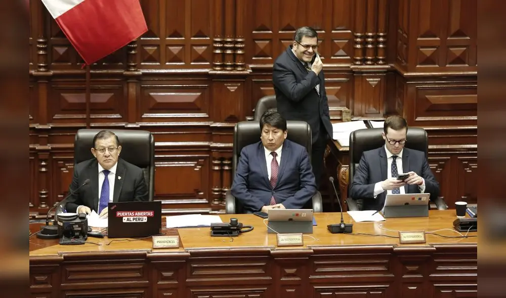 Cuestionada la permanencia de Salhuana. Cerrón y Cavero lo defienden. Su oficia mayor sonríe, pero no recuerda quién le dio el CV de Torres Saravia. Foto: Marco Cotrina / LR Cuestionada la permanencia de Salhuana. Cerrón y Cavero lo defienden. Su oficia mayor sonríe, pero no recuerda quién le dio el CV de Torres Saravia. Foto: Marco Cotrina / LR