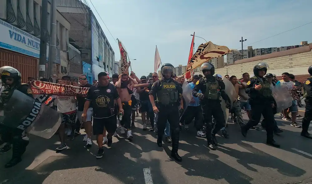Las autoridades se encuentran resguardando la protesta de los hinchas de Universitario. Foto y video: Cristina Gálvez/URPI-LR