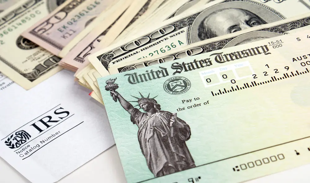 El IRS emitió cheques de estímulo a millones de estadounidenses como parte de los paquetes de ayuda económica en respuesta a la pandemia de COVID-19. Foto: AARP