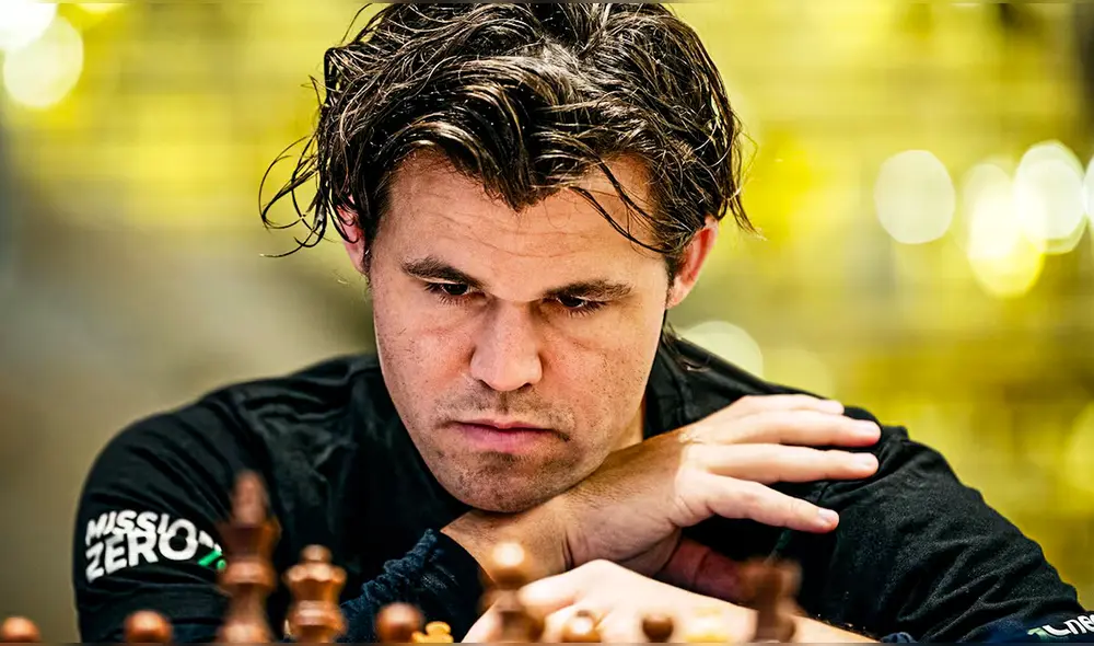 La Federación Internacional de Ajedrez expulsó a Magnus Carlsen, actual campeón mundial, por infringir el código de vestimenta al usar jeans en partidas. Foto: FIDE