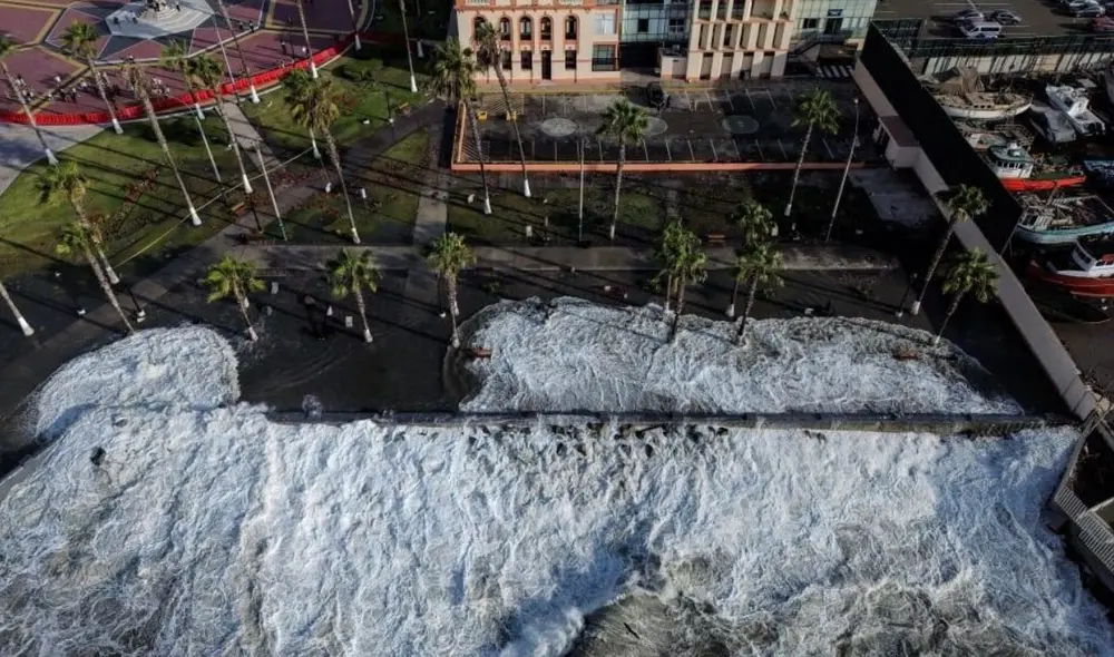 Maretazo en el norte del Perú afecta a embarcaciones, negocios y a residentes. Foto: Miguel Vásquez/La República