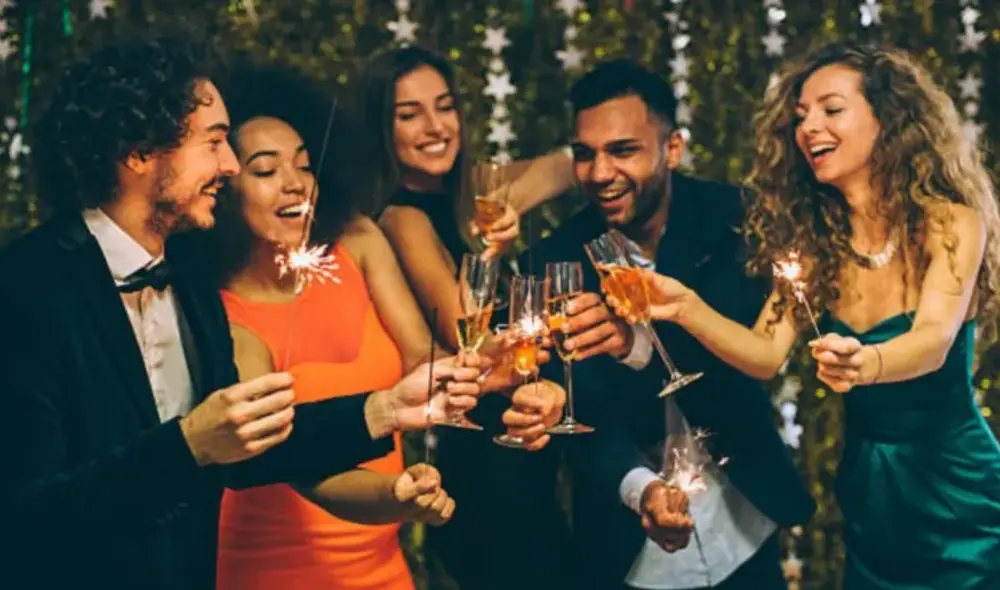 Los tonos metálicos se posicionan como los favoritos para recibir el Año Nuevo 2025. Foto: Telemetro