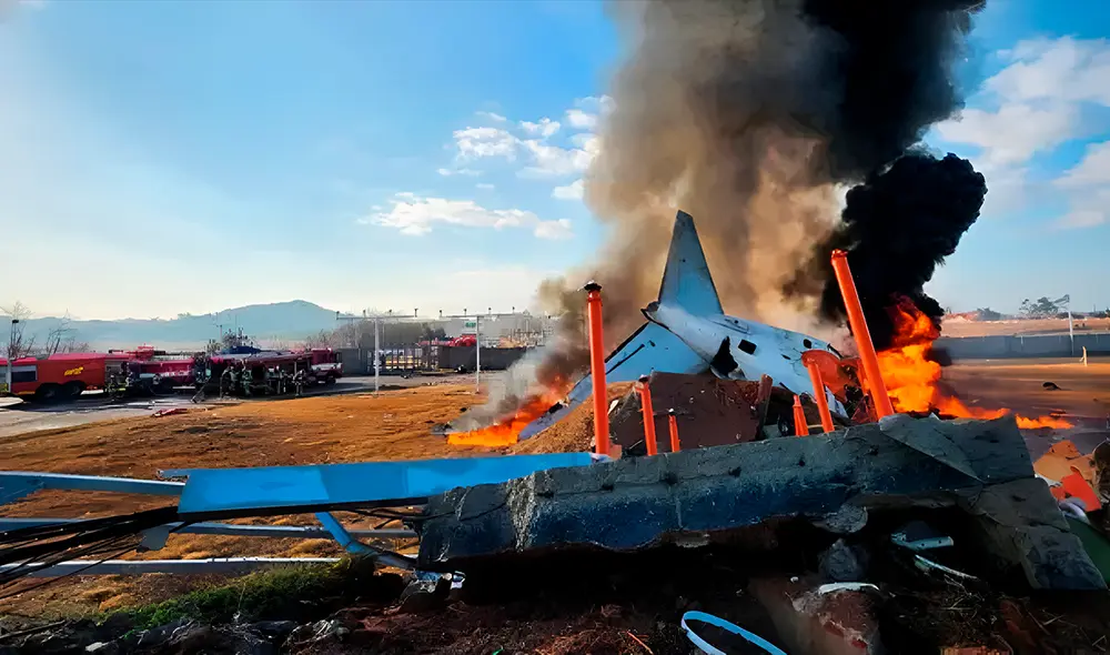 Solo dos personas terminaron con vida tras el trágico accidente de avión en Corea del Sur. Foto: El País Solo dos personas terminaron con vida tras el trágico accidente de avión en Corea del Sur. Foto: El País