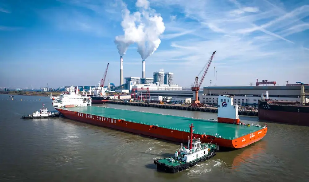 China avanza en la industria naval con el Fan Zhou 8, el buque de carga más grande del mundo, que completó exitosas pruebas en el este de Shanghái. Foto: composición LR/Xinhua China avanza en la industria naval con el Fan Zhou 8, el buque de carga más grande del mundo, que completó exitosas pruebas en el este de Shanghái. Foto: composición LR/Xinhua