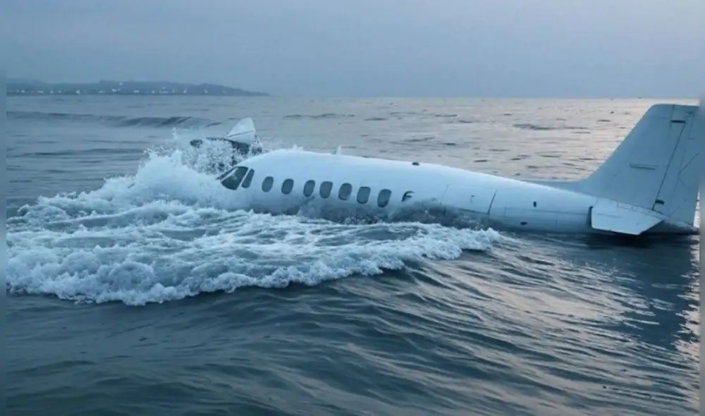 El trágico incidente dejó como saldo la muerte del piloto y el copiloto, quienes se encontraban a bordo de la aeronave al momento del impacto. Autoridades locales investigan las causas del accidente.