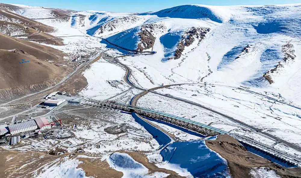 El túnel Shengli de Tianshan, ubicado a más de 3.000 metros de altura, conecta el norte y sur de Xinjiang. Con 22 kilómetros de largo y una inversión de más de 3.000 millones de dólares, esta obra cambiará la región para siempre. Foto: Xinhua El túnel Shengli de Tianshan, ubicado a más de 3.000 metros de altura, conecta el norte y sur de Xinjiang. Con 22 kilómetros de largo y una inversión de más de 3.000 millones de dólares, esta obra cambiará la región para siempre. Foto: Xinhua