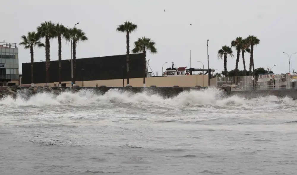 Maretazo en el norte del Perú afecta a embarcaciones, negocios y a residentes. Foto: Miguel Vásquez/La República