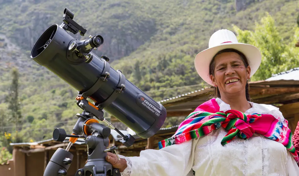 Telescopio y mujer peruana con vestimentas andinas. Foto: Mincetur Telescopio y mujer peruana con vestimentas andinas. Foto: Mincetur