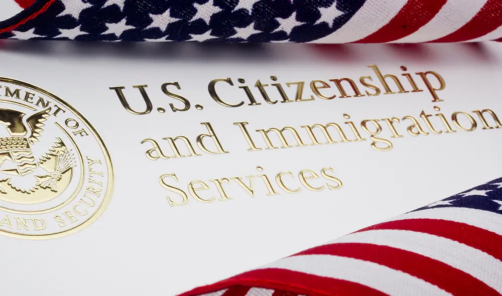 USCIS está encargado de todos los trámites de regulación migratoria en Estados Unidos. Foto: composición LR/AFP. USCIS está encargado de todos los trámites de regulación migratoria en Estados Unidos. Foto: composición LR/AFP.