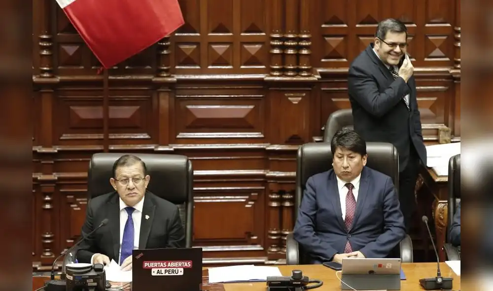Salhuana analizaría cambiar a Forno (de pie con el teléfono) en medio de crisis del Congreso. Foto: Marco Cotrina / LR