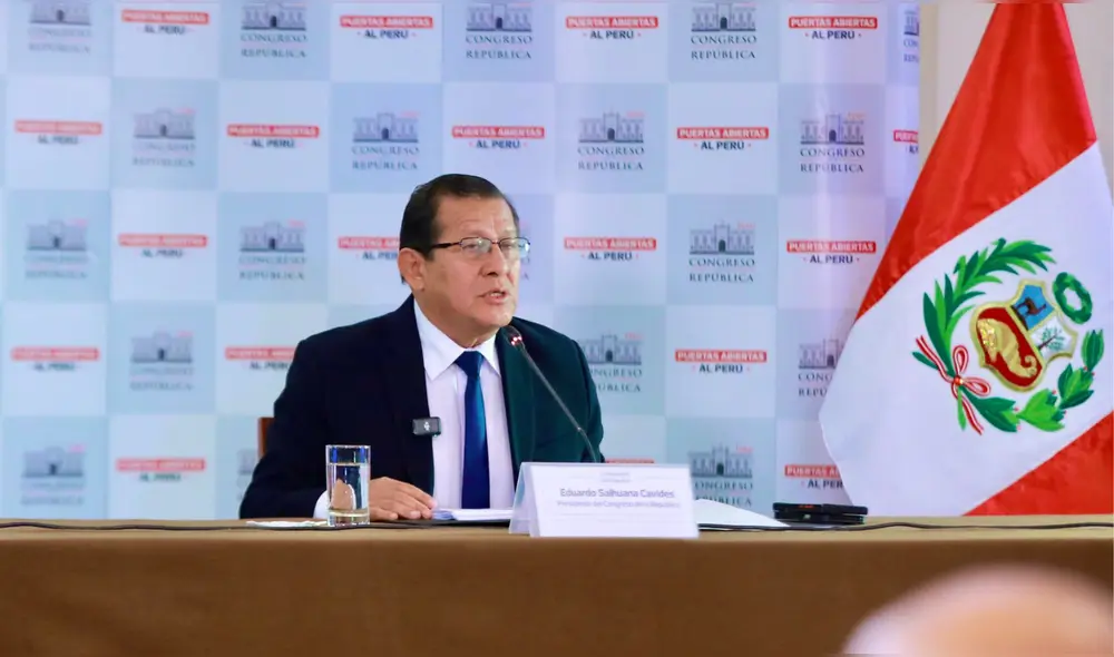 Eduardo Salhuana brindó una conferencia donde confirmó que viajará a China pese a cuestionamientos. | Foto: Congreso. Eduardo Salhuana brindó una conferencia donde confirmó que viajará a China pese a cuestionamientos. | Foto: Congreso.