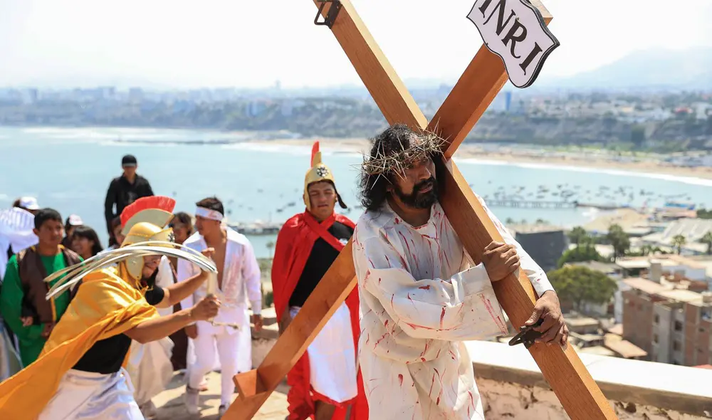 Las procesiones que se realizan por Semana Santa evocan la pasión y muerte de Cristo. Foto: Andina