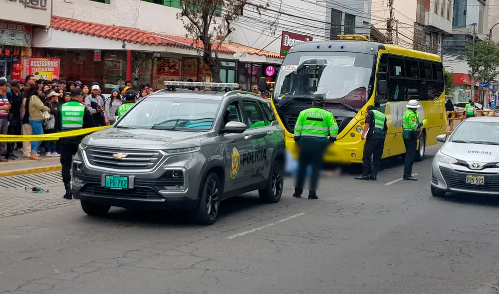 Bomberos intentaron salvar a la anciana, quien terminó bajo el bus de transporte público. Foto: Wilder Pari/La República