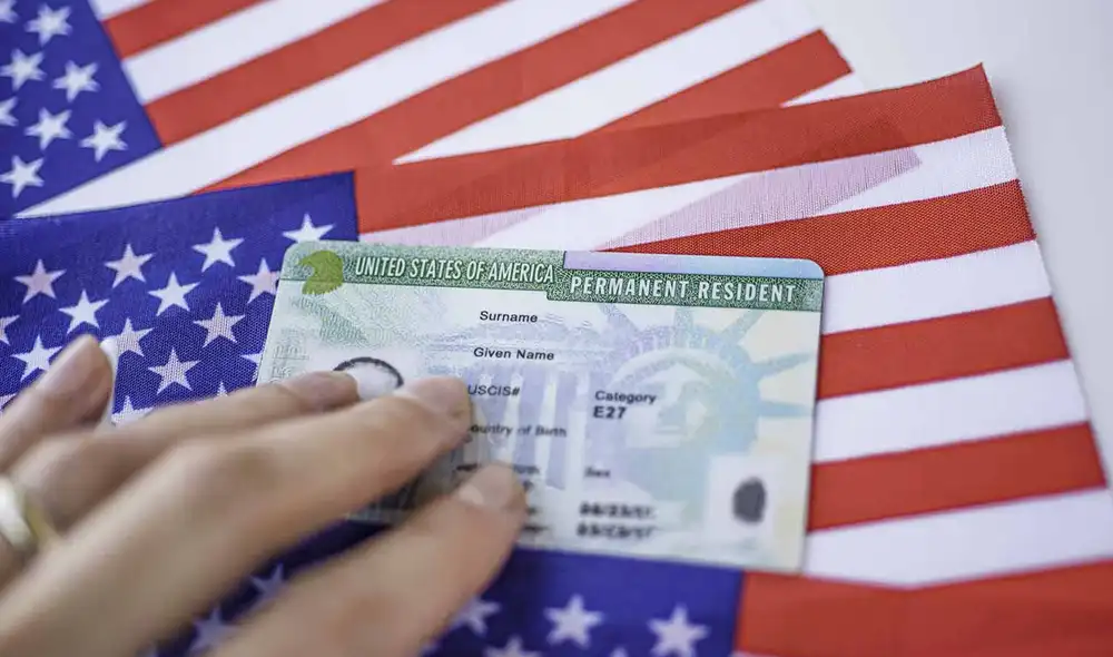 El formulario I-90 es el documento que se debe presentar para solicitar el reemplazo de una green card. Foto: Telemundo
