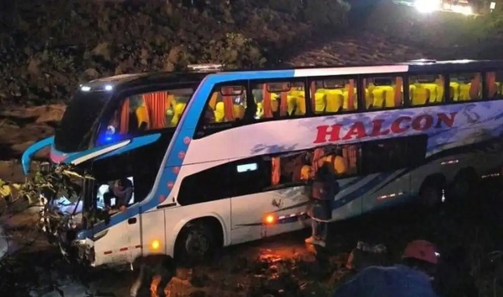Bus de dos pisos sufrió severos daños materiales. Por suerte no hubo heridos graves. Foto: Difusión Bus de dos pisos sufrió severos daños materiales. Por suerte no hubo heridos graves. Foto: Difusión
