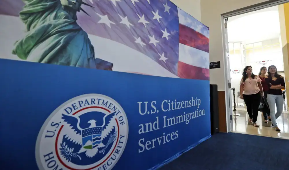El USCIS también procesa peticiones familiares y laborales para aquellos que desean vivir y trabajar en Estados Unidos. Foto: Marca El USCIS también procesa peticiones familiares y laborales para aquellos que desean vivir y trabajar en Estados Unidos. Foto: Marca