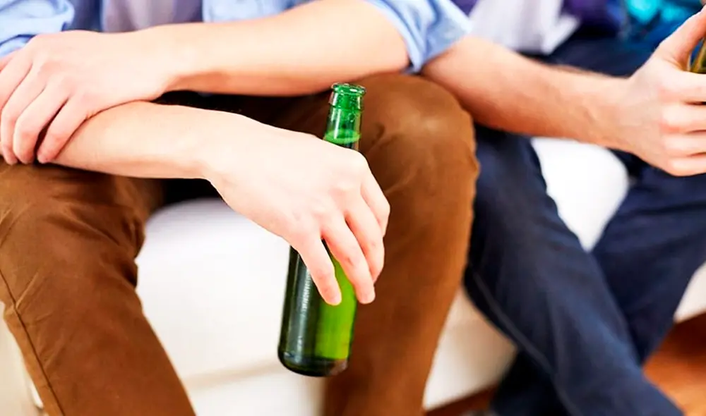 La timidez y la inseguridad social son identificadas como factores clave detrás del abuso de alcohol, destacándose que las normas sociales influyen directamente en los patrones de consumo en diferentes etapas de la vida. Foto. Difusión