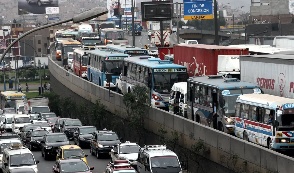 La congestión vehicular no solo afecta los tiempos de viaje, sino que también impacta negativamente en la calidad de vida de las personas. Foto: Andina.