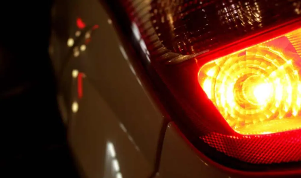 Las luces de emergencia del carro sin obligatorias, si no lo prendes tendrás una fuerte multa. Foto: difusión Las luces de emergencia del carro sin obligatorias, si no lo prendes tendrás una fuerte multa. Foto: difusión