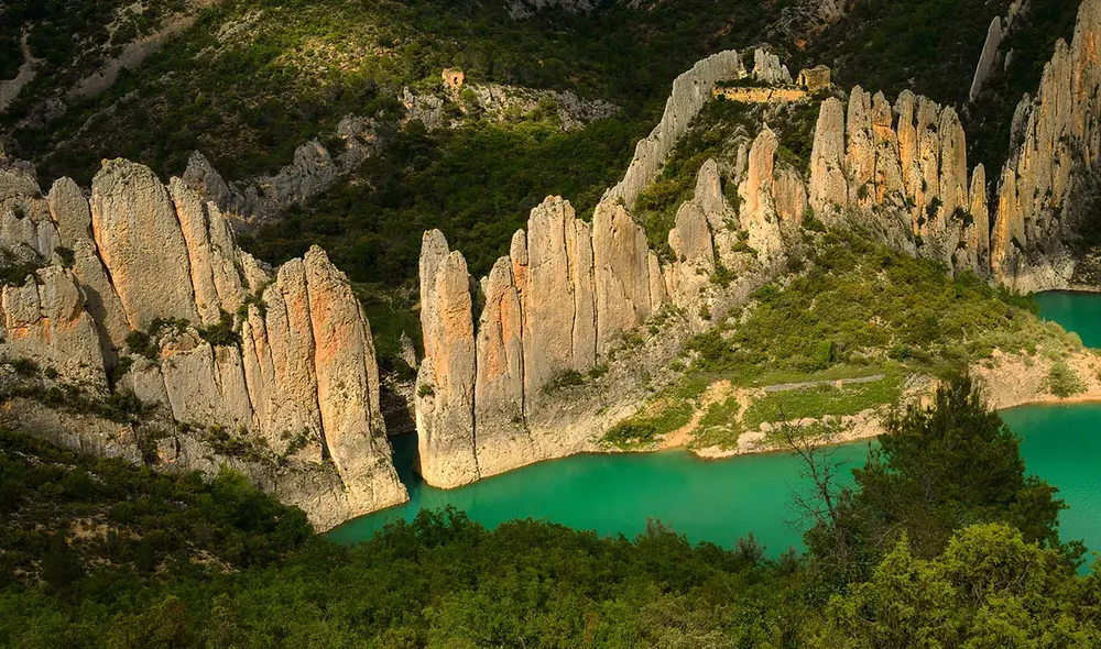 Finestres y su "Muralla China" ofrecen un entorno natural único y tranquilo, una joya poco conocida pero ideal para quienes buscan experiencias especiales en España. Foto: Huesca La Magía.