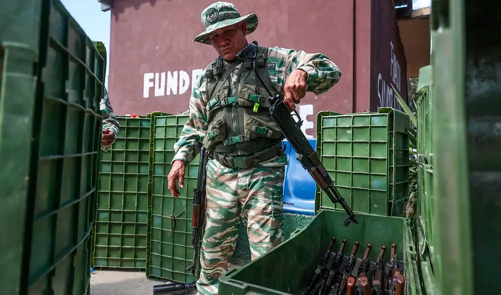 El régimen de Maduro despliega armamento a civiles en un acto en la capital venezolana. Foto: AFP