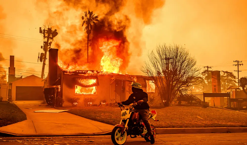 Los Ángeles está pasando por uno de sus peores momentos en su historia. El fuego sigue sin desaparecer. Foto: AFP