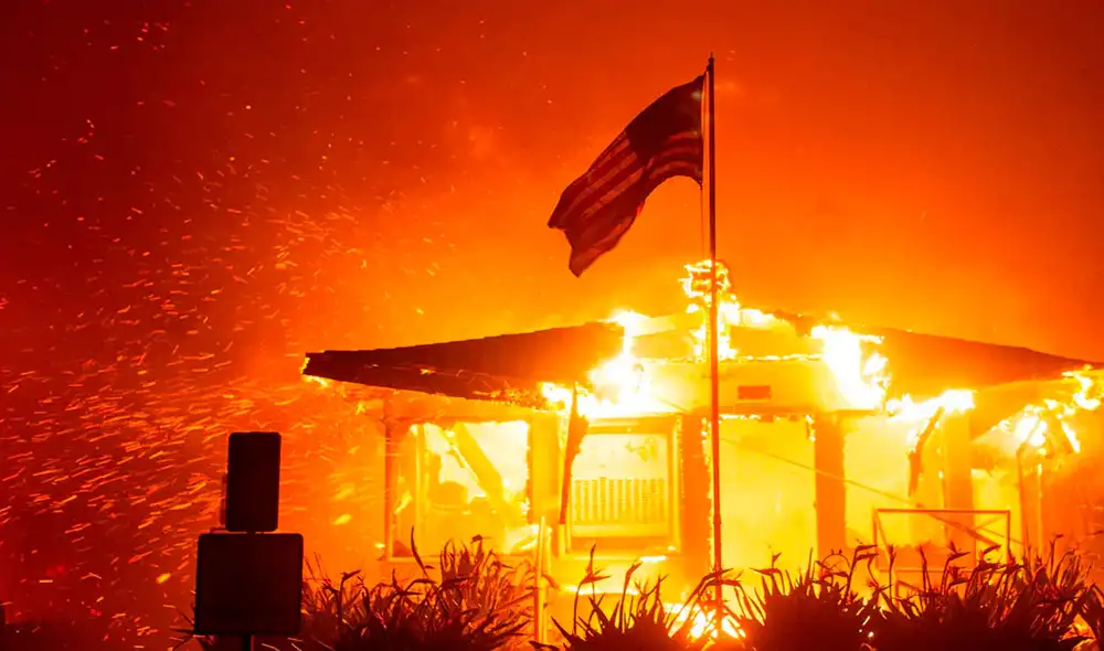 Los incendios han provocado la suspensión de eventos importantes en la industria, dejando en suspenso la temporada de premios y afectando tanto a residentes como a figuras públicas. Foto: Univisión Los incendios han provocado la suspensión de eventos importantes en la industria, dejando en suspenso la temporada de premios y afectando tanto a residentes como a figuras públicas. Foto: Univisión