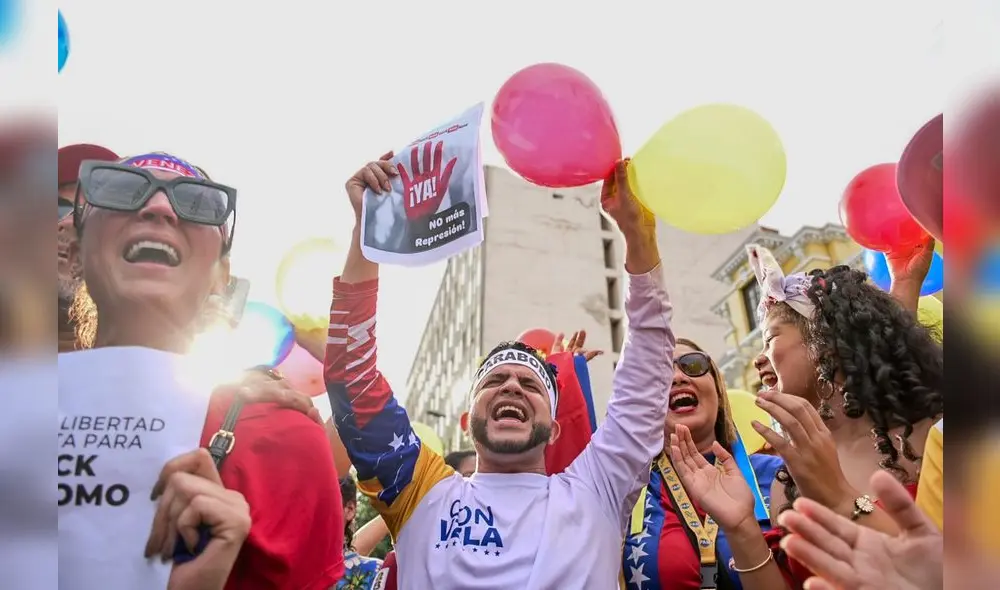 Venezolanos en Lima llegaron a la ex embajada de su país. Créditos: Miguel Vásquez / URPI-LR