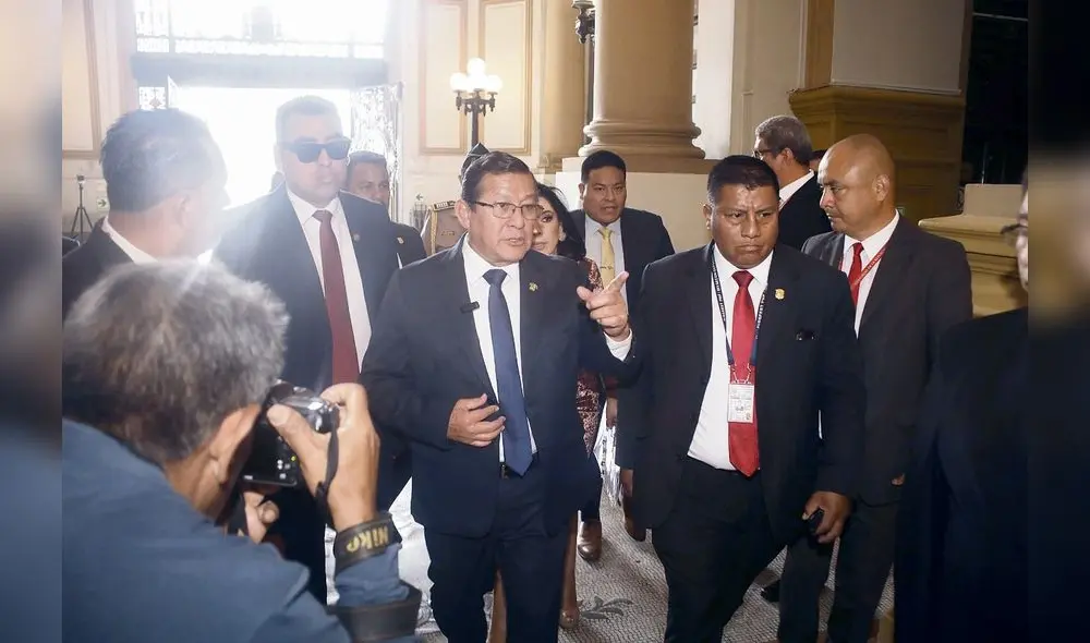 Se siente protegido. Hay firmas para pedir la censura de Eduardo Salhuana, pero no para debatirla y aprobarla en el Pleno. Foto: Félix Contreras / LR Se siente protegido. Hay firmas para pedir la censura de Eduardo Salhuana, pero no para debatirla y aprobarla en el Pleno. Foto: Félix Contreras / LR
