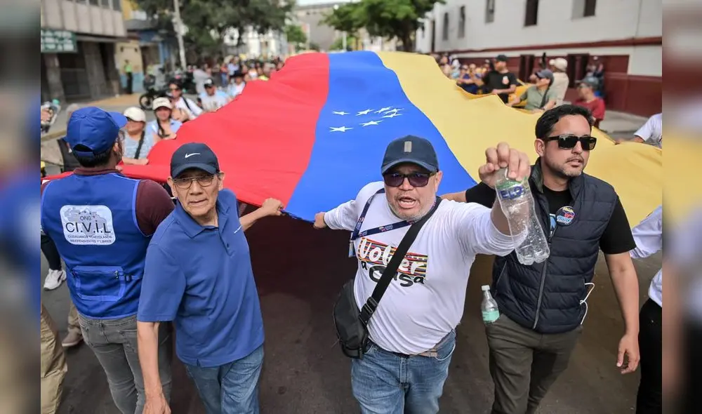 Venezolanos en Perú, unidos y en pie de lucha, en torno a su bandera. Créditos: Miguel Vásquez / URPI-LR Venezolanos en Perú, unidos y en pie de lucha, en torno a su bandera. Créditos: Miguel Vásquez / URPI-LR
