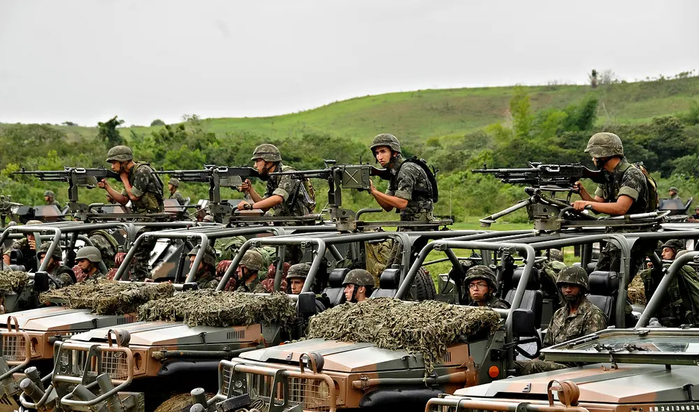 Las Fuerzas Armadas de Brasil están conformadas oficialmente por tres ramas principales: el Ejército, la Marina y la Fuerza Aérea. Foto: Cavalaria. Las Fuerzas Armadas de Brasil están conformadas oficialmente por tres ramas principales: el Ejército, la Marina y la Fuerza Aérea. Foto: Cavalaria.