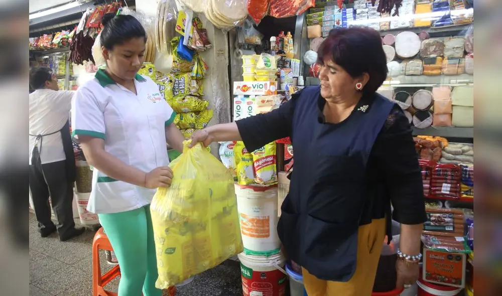 COSTUMBRE. El uso de bolsas de plástico está muy arraigado en la población. Hacen falta campañas informativas que señalen el peligro que esto representa para el medio ambiente.