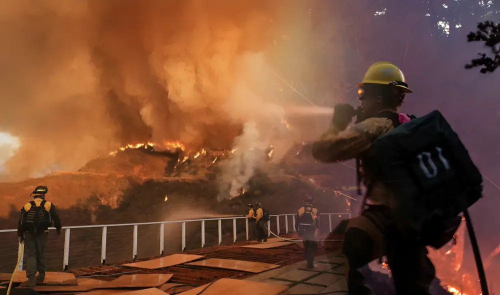 Los incendios en vecindarios como Pacific Palisades, Malibú y Altadena han resultado en 10 muertes y un aumento en las emergencias respiratorias. Foto: composición LR/Los Angeles Times Los incendios en vecindarios como Pacific Palisades, Malibú y Altadena han resultado en 10 muertes y un aumento en las emergencias respiratorias. Foto: composición LR/Los Angeles Times