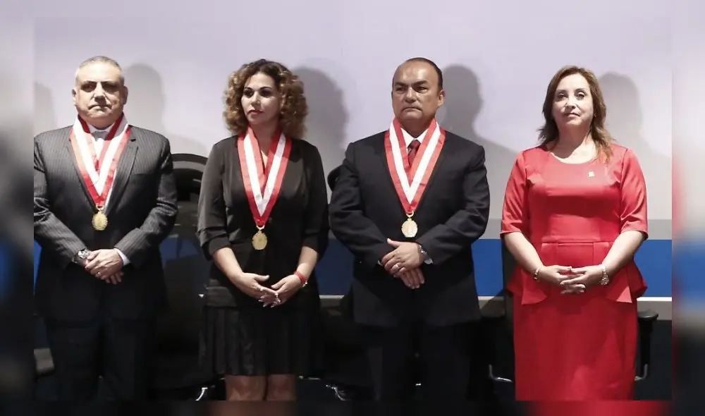 Gino Ríos, al lado de la presidenta Dina Boluarte, dirige la JNJ. Foto: Marco Cotrina / LR