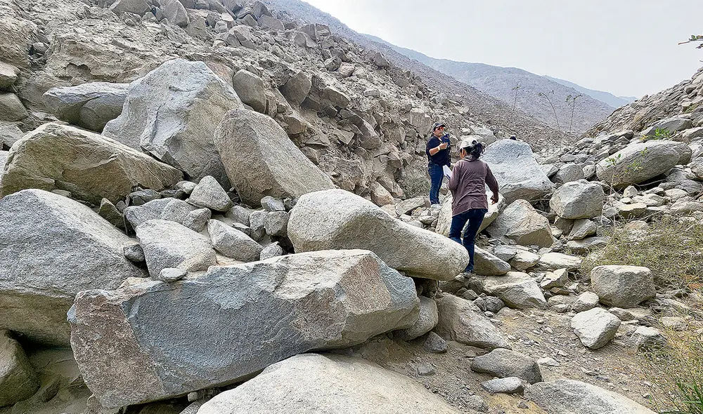 Alfredo Zambrano, subdirector de Gestión de Información del Cenepred, indica que están en riesgo 8.807 casas en Chosica. El peligro es mayor cerca de los ríos Chillón y Rímac. Foto: Rosario Rojas / La República