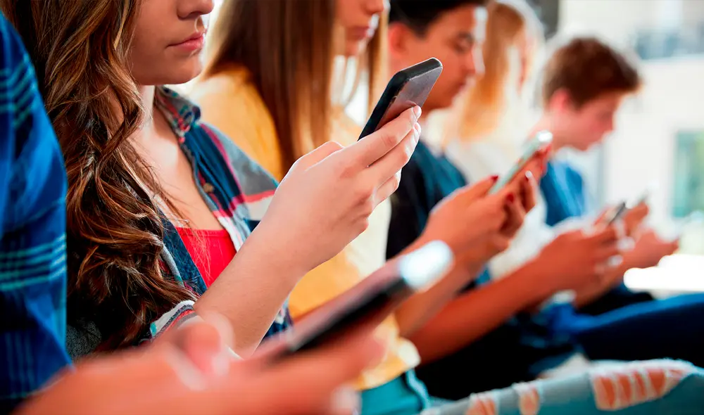 Una nueva ley restringirá el uso de celulares para los estudiantes en California. Foto: Univision Una nueva ley restringirá el uso de celulares para los estudiantes en California. Foto: Univision