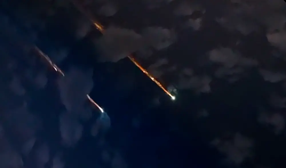 Durante la madrugada del martes se apreciaron objetos luminosos en el cielo limeño que ingresaban en la atmósfera. Foto: Captura Durante la madrugada del martes se apreciaron objetos luminosos en el cielo limeño que ingresaban en la atmósfera. Foto: Captura