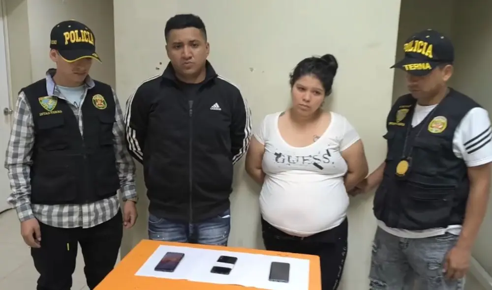 Una pareja de esposos fue detenida por robar un celular en La Victoria, con la mujer embarazada actuando como 'campana'. Foto: PNP Una pareja de esposos fue detenida por robar un celular en La Victoria, con la mujer embarazada actuando como 'campana'. Foto: PNP