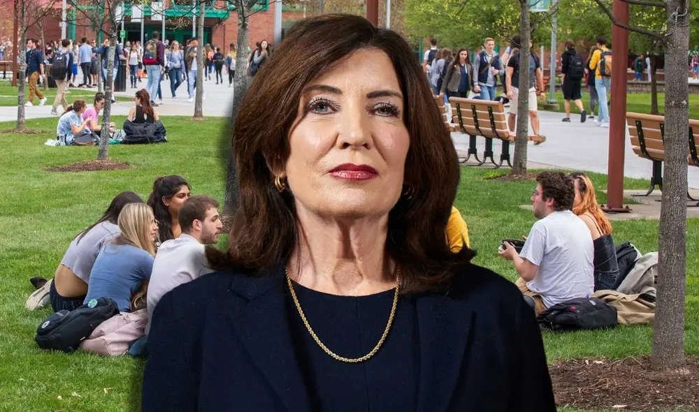Kathy Hochul, gobernadora de Nueva York, ha presentado una nueva iniciativa que permitirá a adultos estudiar gratis en universidades públicas. Foto: Composición LR Kathy Hochul, gobernadora de Nueva York, ha presentado una nueva iniciativa que permitirá a adultos estudiar gratis en universidades públicas. Foto: Composición LR